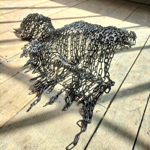 Sculpture en métal, chaînes soudés et peintes en noir, 160 x 90 cm, 2023